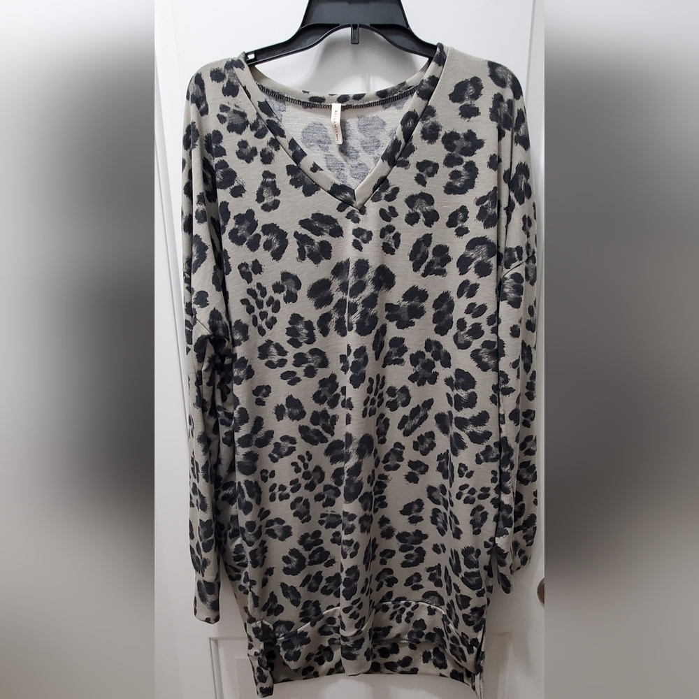 Super comfy Bellamie Plus leopard print V neck longsleeve tunic sweater size 2XL